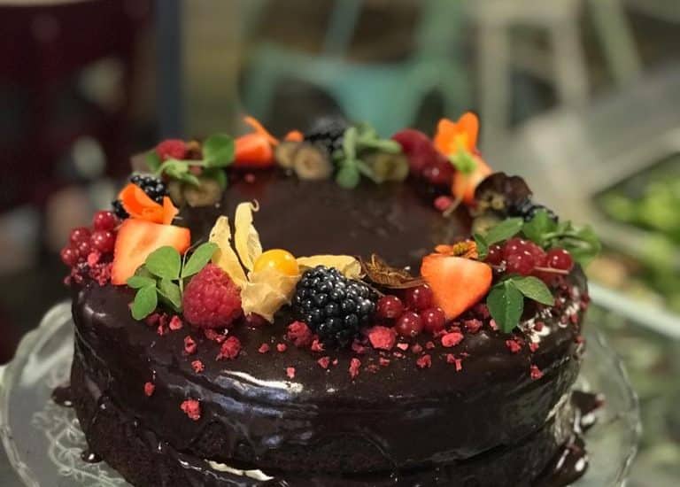 VEGAN CLASSIC CHOCOLATE CAKE